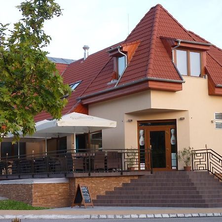 Parton Hotel & Bowling Tiszakecske Exterior photo