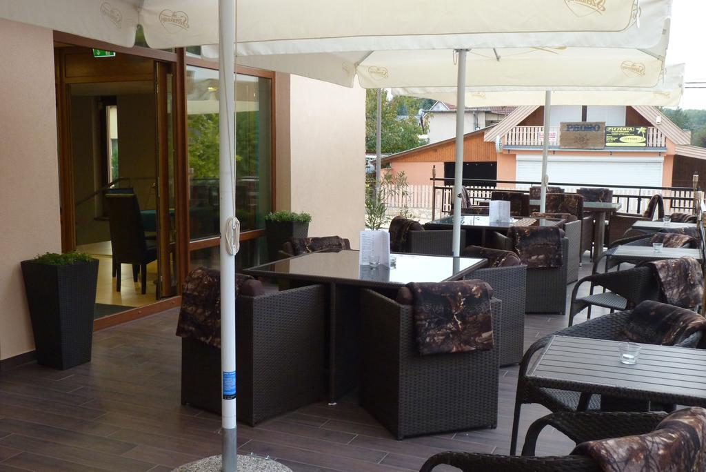 Parton Hotel & Bowling Tiszakecske Exterior photo