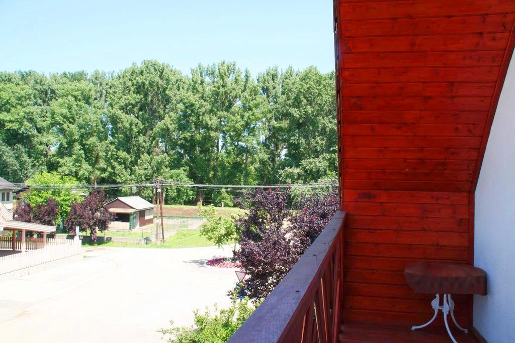 Parton Hotel & Bowling Tiszakecske Exterior photo