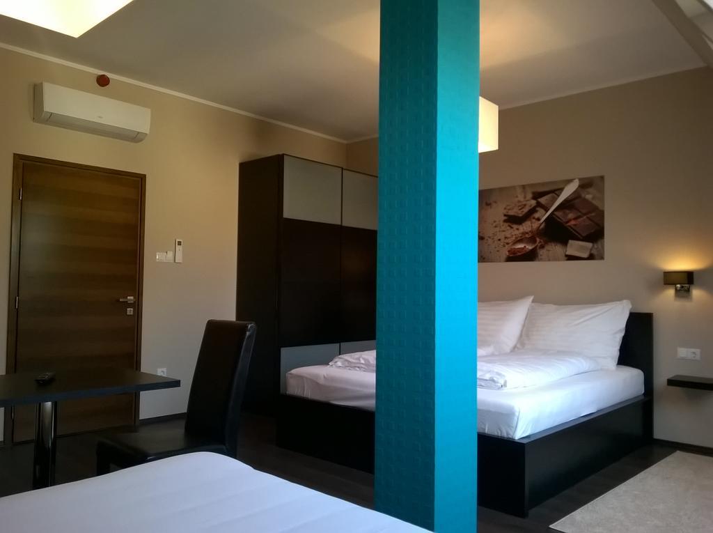 Parton Hotel & Bowling Tiszakecske Room photo