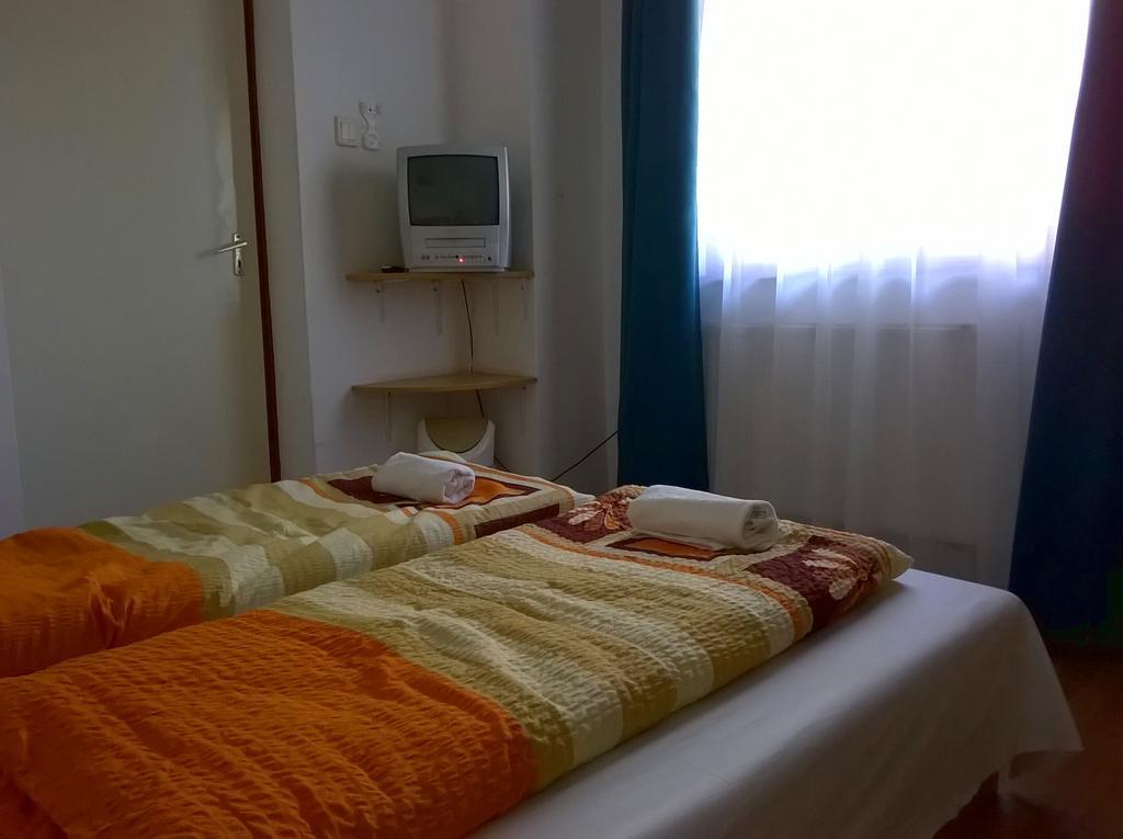Parton Hotel & Bowling Tiszakecske Room photo