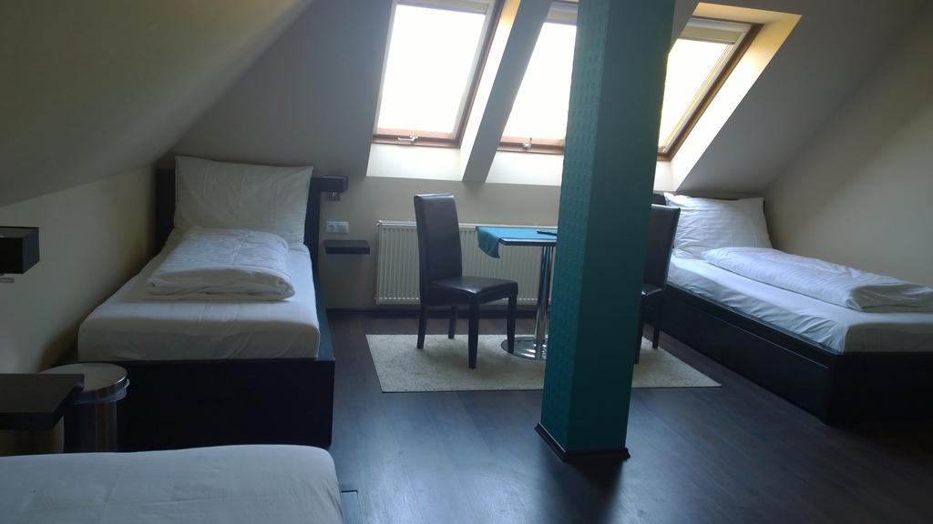 Parton Hotel & Bowling Tiszakecske Room photo